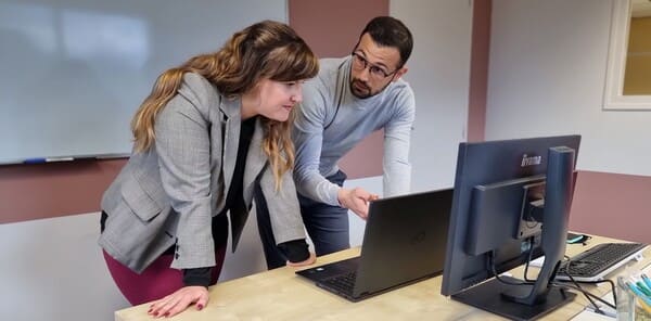 Jérémy et Coralie échangent