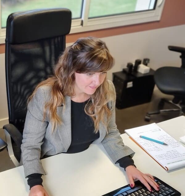 Coralie sur un ordinateur